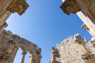 Alahan Manastırı, Anadolu'nun güneyinde, Küçük Asya'nın Mut ilçesinde, Isauria dağlarında bulunan beşinci yüzyıl yapılarından oluşan bir komplekstir..