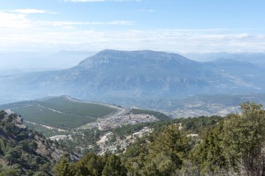 Alahan Manastırı, Anadolu'nun güneyinde, Küçük Asya'nın Mut ilçesinde, Isauria dağlarında bulunan beşinci yüzyıl yapılarından oluşan bir komplekstir..