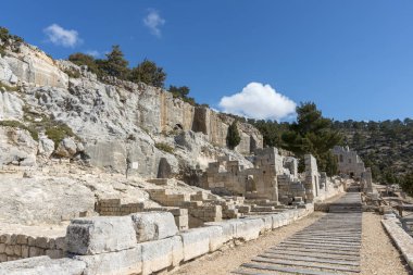 Alahan Manastırı, Anadolu'nun güneyinde, Küçük Asya'nın Mut ilçesinde, Isauria dağlarında bulunan beşinci yüzyıl yapılarından oluşan bir komplekstir..