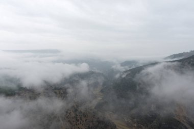 Aydın Bozdoğan'da bulunan Arapapisti Kanyonu, yüksekliği yle bir doğa harikası... Belediye Kemer Baraj Gölü üzerinden kanyon turu na göz atabilirsiniz.