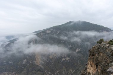 Aydın Bozdoğan'da bulunan Arapapisti Kanyonu, yüksekliği yle bir doğa harikası... Belediye Kemer Baraj Gölü üzerinden kanyon turu na göz atabilirsiniz.
