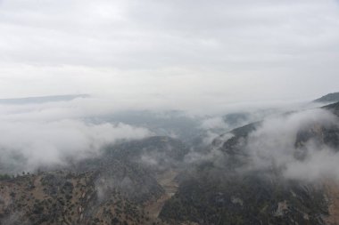 Aydın Bozdoğan'da bulunan Arapapisti Kanyonu, yüksekliği yle bir doğa harikası... Belediye Kemer Baraj Gölü üzerinden kanyon turu na göz atabilirsiniz.