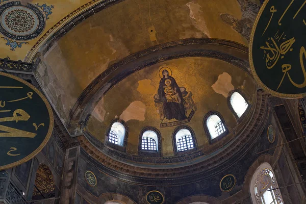 2018年1月31日 伊斯坦布尔 伊斯坦布尔圣索菲亚大教堂的内部 古校准古兰经文字在墙上 — 图库照片