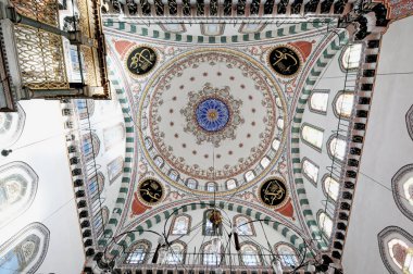 İstanbul'un Üsküdar ilçesindeki Ayazma Camii'nin ana türbesi.