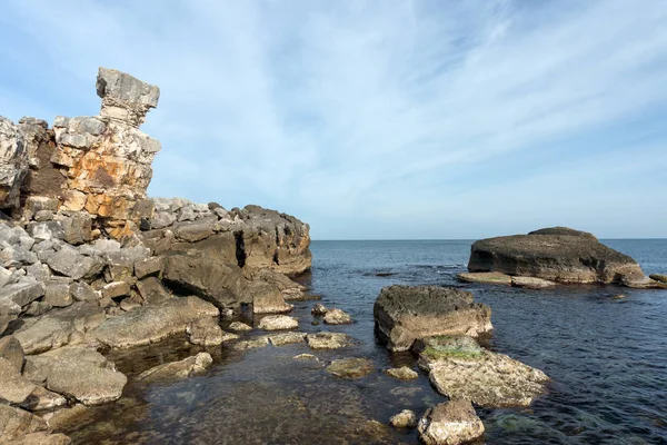 Türkiye'nin Karadeniz kıyısındaki kayalık plaj.