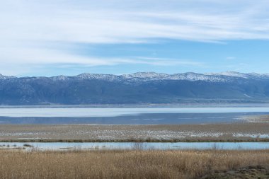 Acigol, Türkiye'nin iç Ege Bölgesi'nde, kavşakta endike bir havzada yer alan bir göldür. Gölün çevresindeki ilçe ve ilçeler batıdan doğuya, Bozkurt, Cardak, Çankırı, Dazkırı ve Başmakçı ilçeleridir..