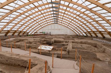 Catalhoyuk, Konya ilinin Cumra ilçesinde, Güney Anadolu'da çok büyük bir Neolitik ve Kalkolitik proto-kent yerleşimyeriydi. .