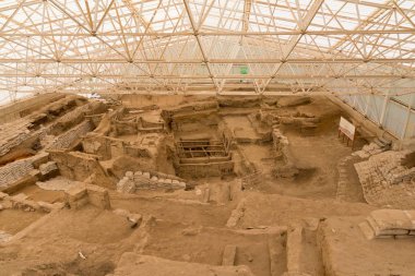Catalhoyuk, Konya ilinin Cumra ilçesinde, Güney Anadolu'da çok büyük bir Neolitik ve Kalkolitik proto-kent yerleşimyeriydi. .