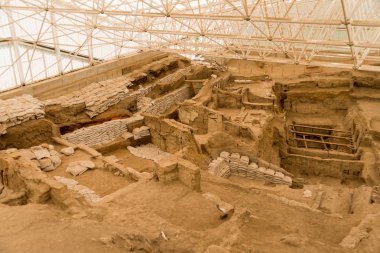 Catalhoyuk, Konya ilinin Cumra ilçesinde, Güney Anadolu'da çok büyük bir Neolitik ve Kalkolitik proto-kent yerleşimyeriydi. .