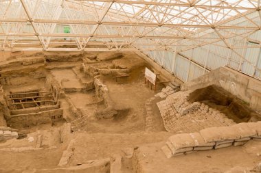 Catalhoyuk, Konya ilinin Cumra ilçesinde, Güney Anadolu'da çok büyük bir Neolitik ve Kalkolitik proto-kent yerleşimyeriydi. .