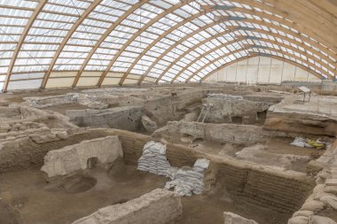 Catalhoyuk güneyde çok büyük bir Neolitik ve Kalkolitik proto-şehir yerleşim oldu. Catalhoyuk, Türkiye'nin bugünkü Konya kentinin güneydoğusunda, Konya Ovası'na bakan bir konumdadır.,