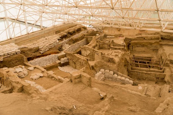 Catalhoyuk, Konya ilinin Cumra ilçesinde, Güney Anadolu'da çok büyük bir Neolitik ve Kalkolitik proto-kent yerleşimyeriydi. .