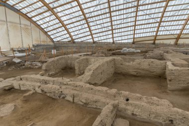 Catalhoyuk güneyde çok büyük bir Neolitik ve Kalkolitik proto-şehir yerleşim oldu. Catalhoyuk, Türkiye'nin bugünkü Konya kentinin güneydoğusunda, Konya Ovası'na bakan bir konumdadır.,