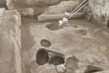 Catalhoyuk güneyde çok büyük bir Neolitik ve Kalkolitik proto-şehir yerleşim oldu. Catalhoyuk, Türkiye'nin bugünkü Konya kentinin güneydoğusunda, Konya Ovası'na bakan bir konumdadır.,