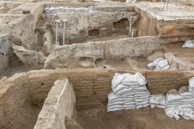 Catalhoyuk güneyde çok büyük bir Neolitik ve Kalkolitik proto-şehir yerleşim oldu. Catalhoyuk, Türkiye'nin bugünkü Konya kentinin güneydoğusunda, Konya Ovası'na bakan bir konumdadır.,