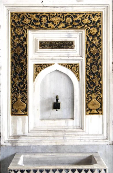 Fontana Dell Antica Epoca Ottomana Decorata Con Motivi Floreali Frutta — Foto Stock