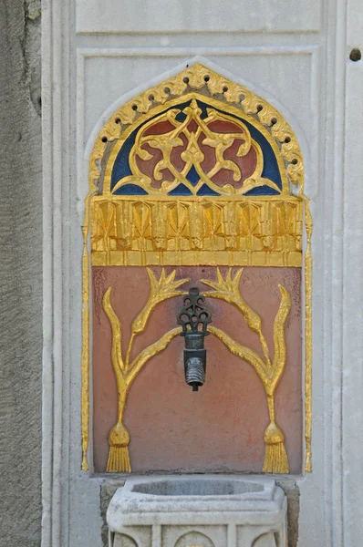 Fontána Starověké Osmanské Éry Dekorované Květinovými Nebo Plody Motivy — Stock fotografie