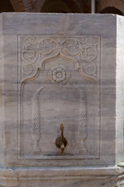Antik Osmanlı döneminden kalma çeşme. Çiçek veya meyve motifleri ile dekore edilmiş.