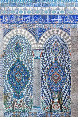 Kur'an-ı Kerim'den Arapça bazı ayetler ile Eski Osmanlı desenli çini kompozisyon