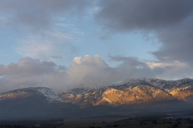 Muhteşem dağların üzerinde gün batımı.
