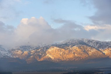 Muhteşem dağların üzerinde gün batımı.