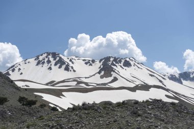 Davraz Dağı, Isparta'nın Toros dağları içinde bir dağ ve kış sporları ve kayak merkezidir..