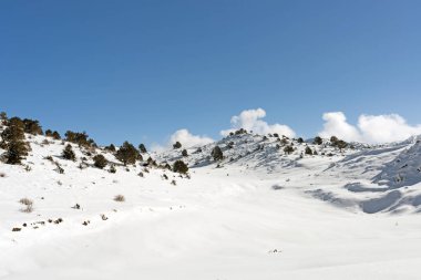 Davraz Dağı, Isparta'nın Toros dağları içinde bir dağ ve kış sporları ve kayak merkezidir..