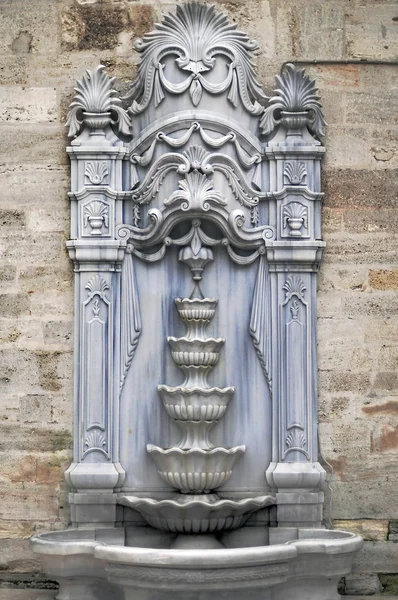 Brunnen Aus Der Antiken Osmanischen Epoche Dekoriert Mit Blumen Oder — Stockfoto