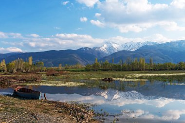 Afyon 'un Cay ve Bolvadin ilçeleri arasında yer alan Eber Gölü, Türkiye' nin 12. büyük gölüdür.