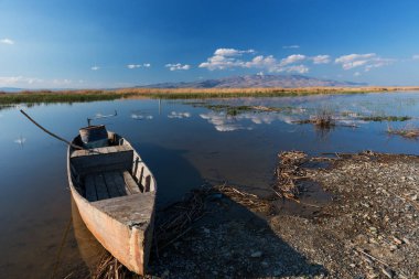 Afyon 'un Cay ve Bolvadin ilçeleri arasında yer alan Eber Gölü, Türkiye' nin 12. büyük gölüdür.