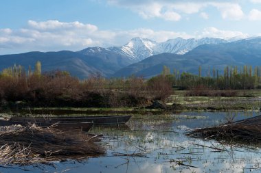 Afyon 'un Cay ve Bolvadin ilçeleri arasında yer alan Eber Gölü, Türkiye' nin 12. büyük gölüdür.