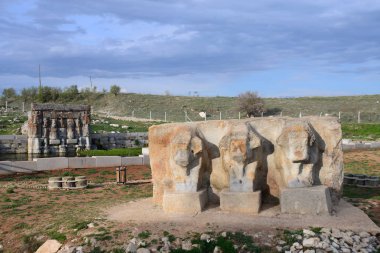 Eflatun Pınar'ın Hitit bahar sığınağı, Konya'nın yaklaşık 100 kilometre batısında, Beyşehir gölüne yakın, engebeli ve kurak bir arazide yer almaktadır.