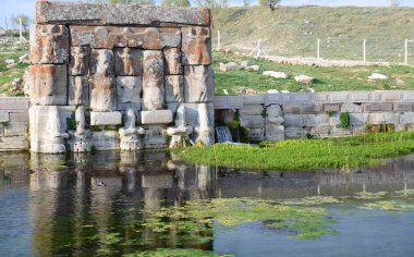 Eflatun Pınar'ın Hitit bahar sığınağı, Konya'nın yaklaşık 100 kilometre batısında, Beyşehir gölüne yakın, engebeli ve kurak bir arazide yer almaktadır.