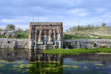 Eflatun Pınar'ın Hitit bahar sığınağı, Konya'nın yaklaşık 100 kilometre batısında, Beyşehir gölüne yakın, engebeli ve kurak bir arazide yer almaktadır.