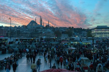 17 Kasım 2013 İstanbul.Gün batımında Eminönü ilinde bir meydan.