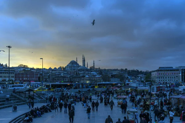 18 Aralık 2013 İstanbul.Gün batımında Eminönü ilinde bir meydan.