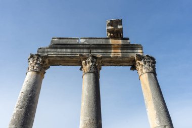 Soke-Milas yolunun hemen dışında yer alan Euromos harabeleri, bir zeytinliğin Küçük Asya'nın en iyi korunmuş antik tapınaklarından birini sakladığını fark etmeyen gezginler tarafından sık sık gözden kaçırılır. Bu arada, sadece belirtildiği gibi yol kapatmak