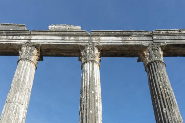 Soke-Milas yolunun hemen dışında yer alan Euromos harabeleri, bir zeytinliğin Küçük Asya'nın en iyi korunmuş antik tapınaklarından birini sakladığını fark etmeyen gezginler tarafından sık sık gözden kaçırılır. Bu arada, sadece belirtildiği gibi yol kapatmak