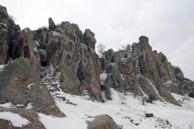Anadolu'nun gizemli antik Frigleri bir zamanlar Eskişehir, Kütahya ve Afyonkarahisar illerini gelişigüzel geçen bu kaya yontulmuş vadide (Frig Vadisi) yaşamışlardır..