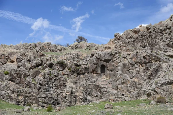 Fasillar Anıtı Iki Aslan Arasında Bir Dağ Tanrısının Üzerinde Duran — Stok fotoğraf