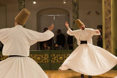 21 Nisan 2013 İstanbul.Sufi semalama (Türkçe: Semazen), Sufiler arasında ortaya çıkan sama veya fiziksel olarak aktif meditasyonun bir şeklidir.Yüksek Iso'da maruz kalmıştır..