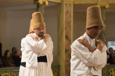 21 Nisan 2013 İstanbul.Sufi semalama (Türkçe: Semazen), Sufiler arasında ortaya çıkan sama veya fiziksel olarak aktif meditasyonun bir şeklidir.Yüksek Iso'da maruz kalmıştır..