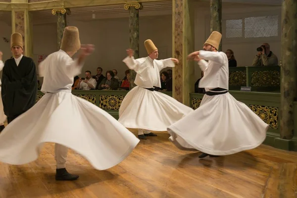 2013年4月21日 イスタンブール Sufi旋回 トルコ語 セマゼン Sufisの間で生まれたサマまたは身体的に活発な瞑想の一形態です — ストック写真