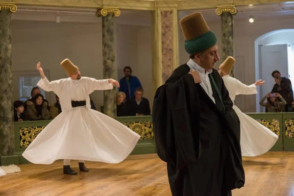 21 Nisan 2013 İstanbul.Sufi semalama (Türkçe: Semazen), Sufiler arasında ortaya çıkan sama veya fiziksel olarak aktif meditasyonun bir şeklidir.Yüksek Iso'da maruz kalmıştır..