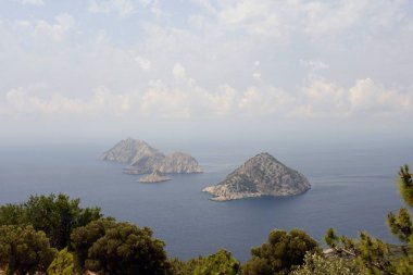 Antalya'da Gelidonya deniz feneri. Küçük adalar bir çam ağacı çerçeveli.