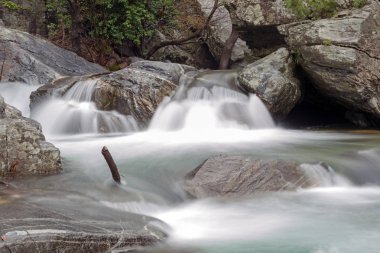 Balıkesir ili Edremit ilçesinde hasanboguldu nehri ve şelaleleri.