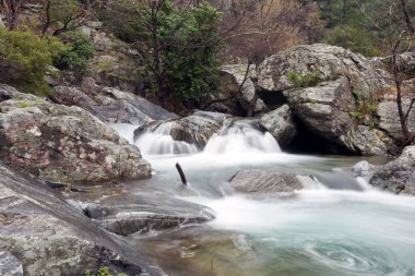 Balıkesir ili Edremit ilçesinde hasanboguldu nehri ve şelaleleri.