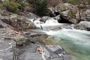 Balıkesir ili Edremit ilçesinde hasanboguldu nehri ve şelaleleri.