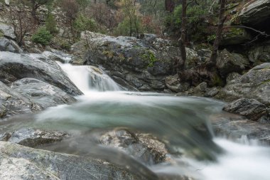 Balıkesir ili Edremit ilçesinde hasanboguldu nehri ve şelaleleri.