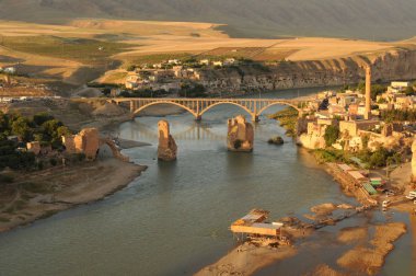 Hasankeyf, Türkiye'nin güneydoğusundaki Batman ilinin Dicle Nehri kıyısında yer alan antik bir ilçe ve ilçedir. Doğal koruma olarak ilan edildi..